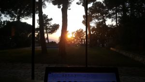 Laptop bei Sonnenuntergang